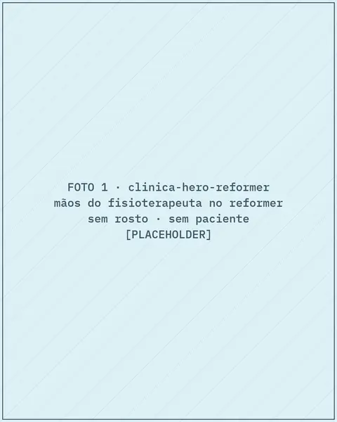 Mãos de fisioterapeuta ajustando o reformer (foto provisória)